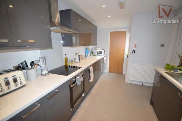 4 bed house — Estcourt Avenue, Headingley