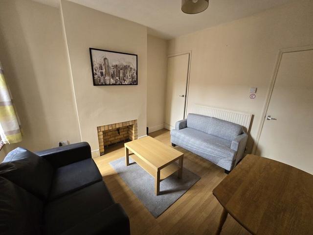 3 bed house — Edward Road, Clarendon Park