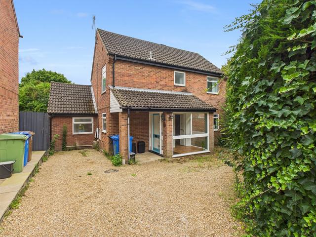 6 bed house — Braithwait Close, Golden Triangle