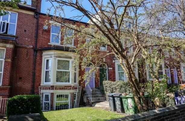 9 bed house — Ash Grove, Hyde Park