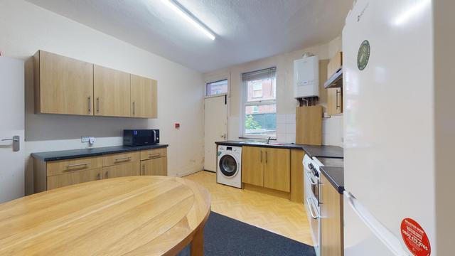 3 bed house — Beamsley Grove, Hyde Park