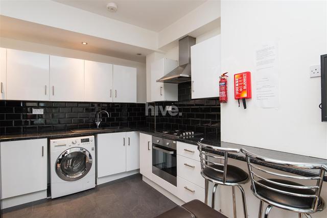 6 bed apartment — Simonside Terrace, Heaton