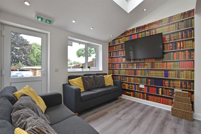 6 bed house — Harlaxton Walk, City Centre