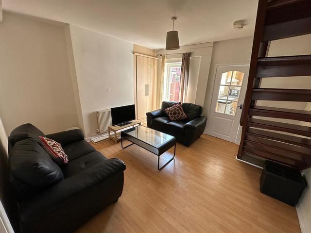 3 bed house — Lansdowne Street, Town Centre