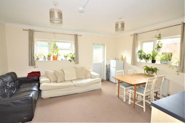 5 bed house — Wycliffe Road, Winton
