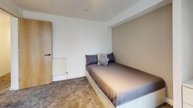3 bed apartment — Wilmslow Road, Withington