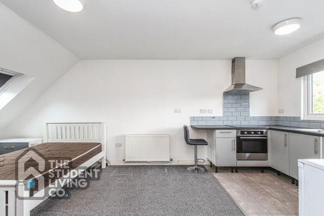 6 bed house — Lower Road, Beeston