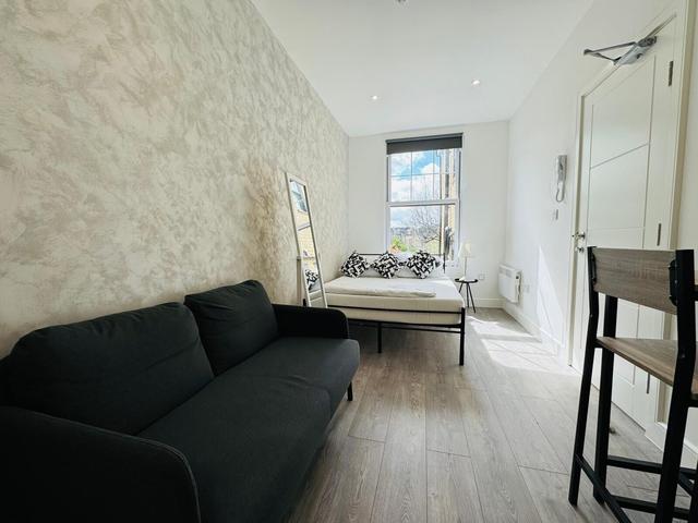 3 bed house — Brooke Road, Hackney