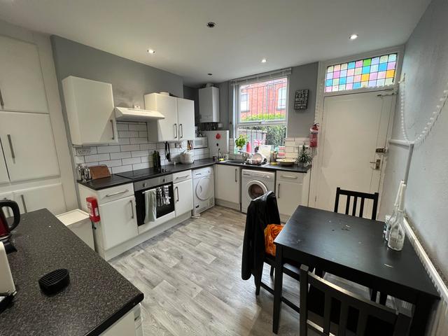 3 bed house — Welton Grove, Hyde Park