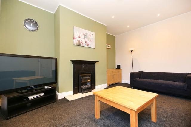 4 bed apartment — Hotspur Street, Heaton
