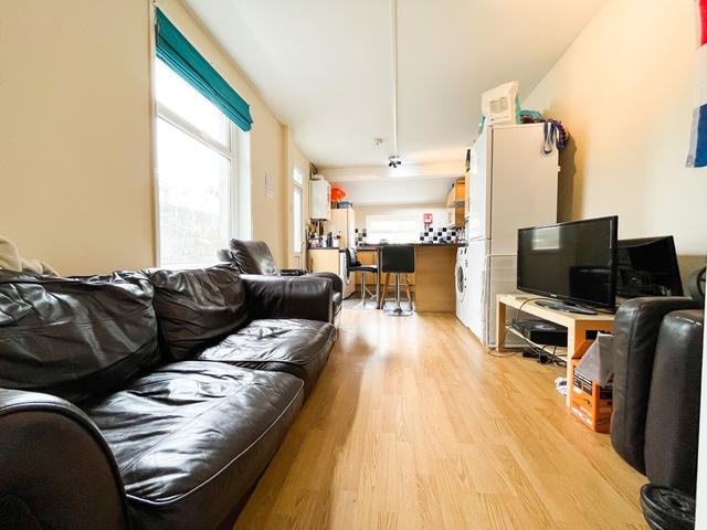 5 bed house — Dogfield Street, Cathays