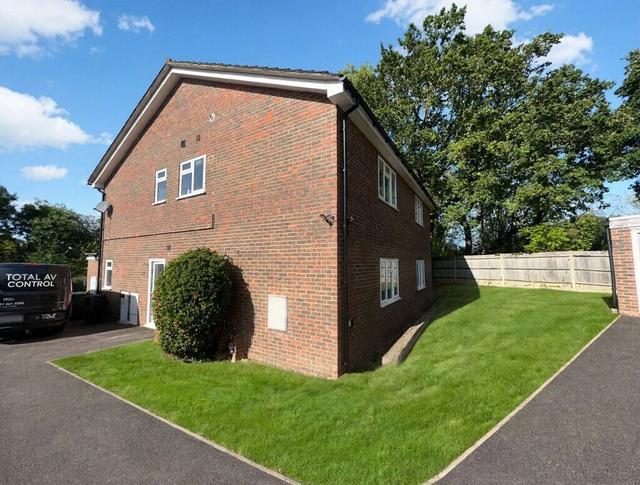 1 bed apartment — The Chase, Guildford