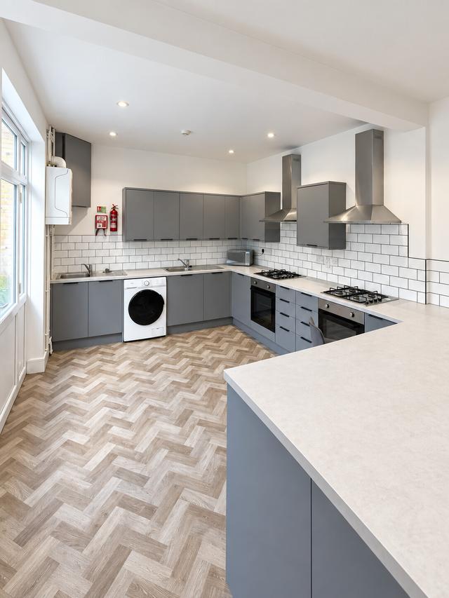 8 bed house — The Promenade, Mount Pleasant