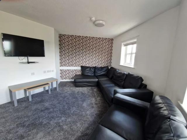 6 bed apartment — Russell Street, Radford