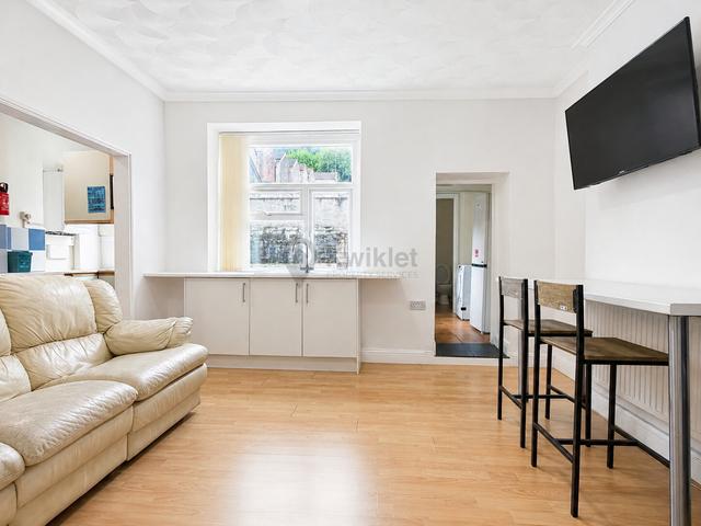 6 bed house — Llantwit Road, Treforest
