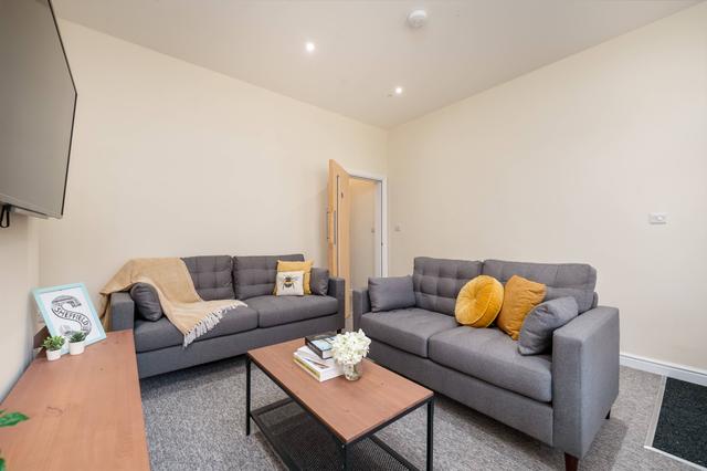 5 bed house — Whitham Road, Broomhill