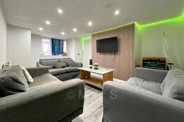 7 bed house — Richmond Mount, Hyde Park