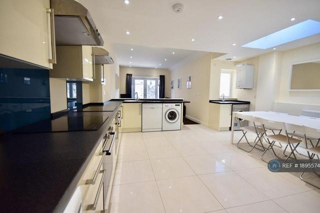 8 bed house — Minny Street, Cathays