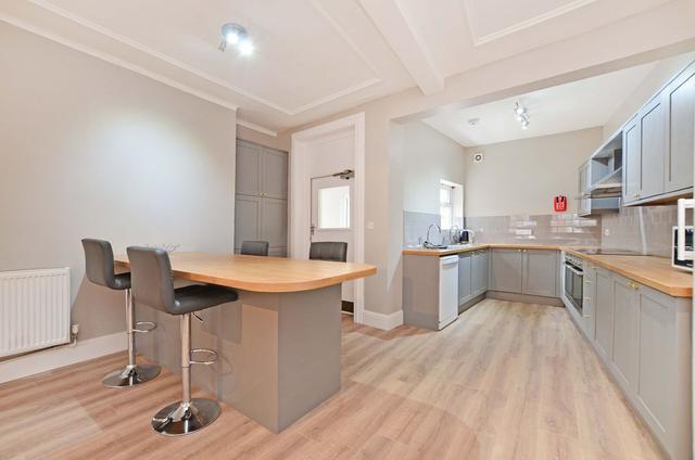 10 bed house — Broomspring Lane, Broomhall