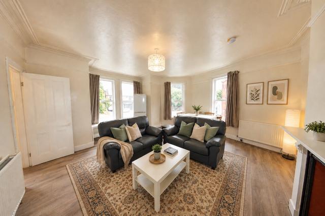 1 bed apartment — Victoria Road, Hyde Park