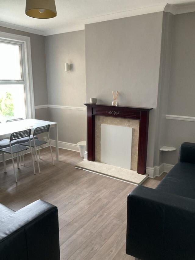 5 bed house — Coronation Avenue, Oldfield Park