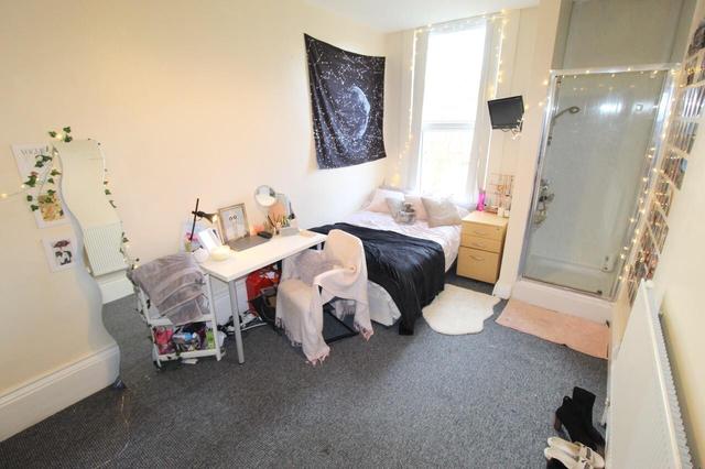8 bed house — Cardigan Road, Headingley