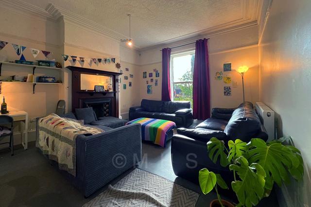 7 bed house — Headingley Lane, Hyde Park