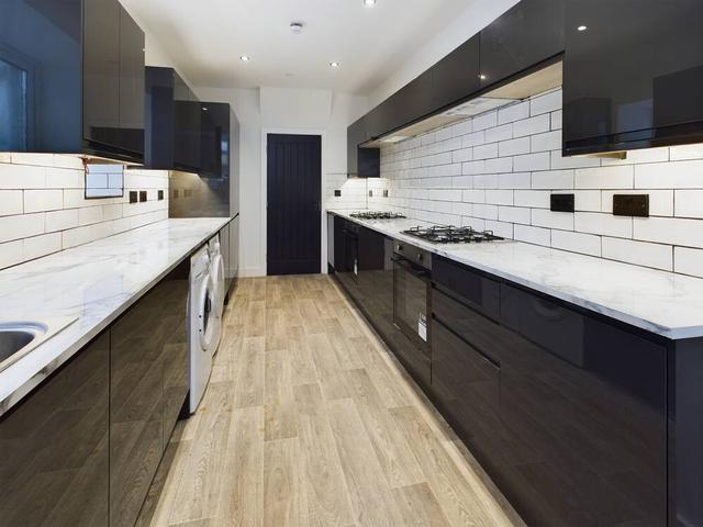 6 bed house — Mansel Street, City Centre