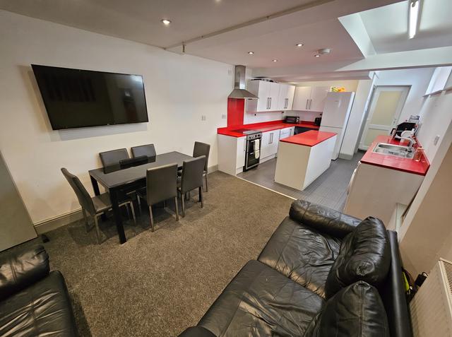 7 bed house — Hubert Road, Selly Oak