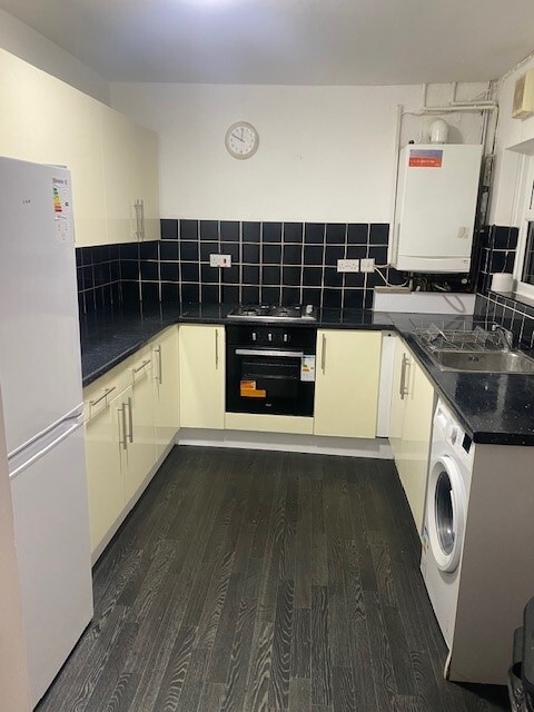 3 bed house — Kimbolton Avenue, Lenton