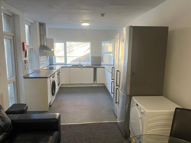 4 bed house — Glanbrydan Avenue, Uplands