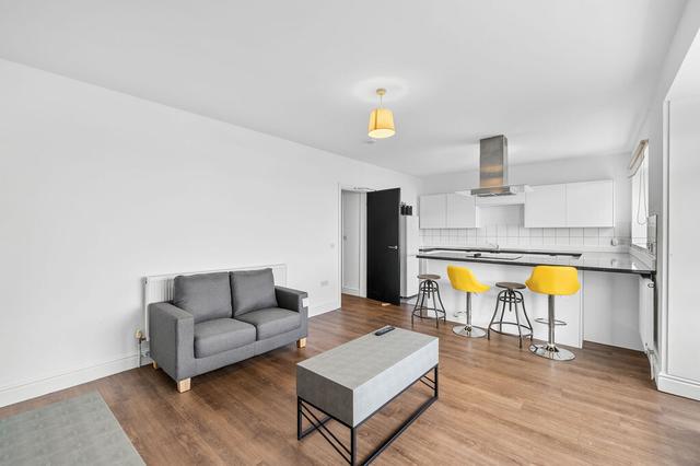 3 bed apartment — Oystermouth Road, Sandfields