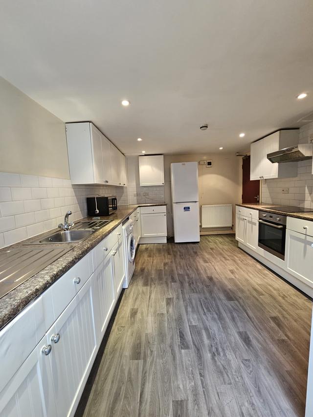 9 bed house — Estcourt Terrace, Headingley