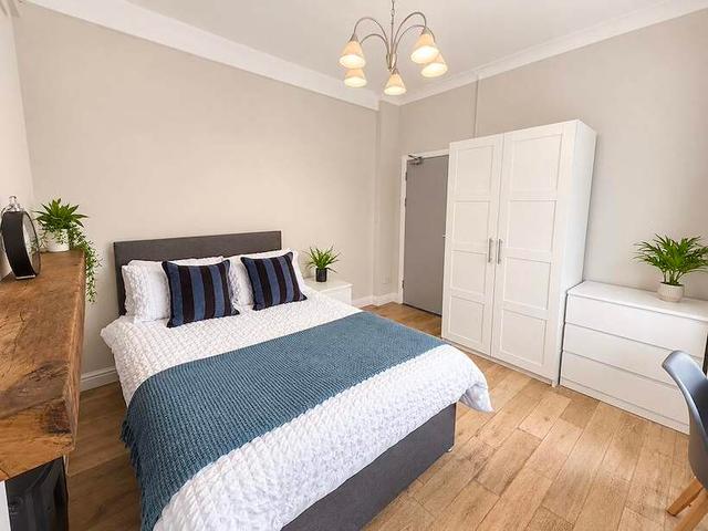 5 bed house — Upton Terrace, Port Tennant