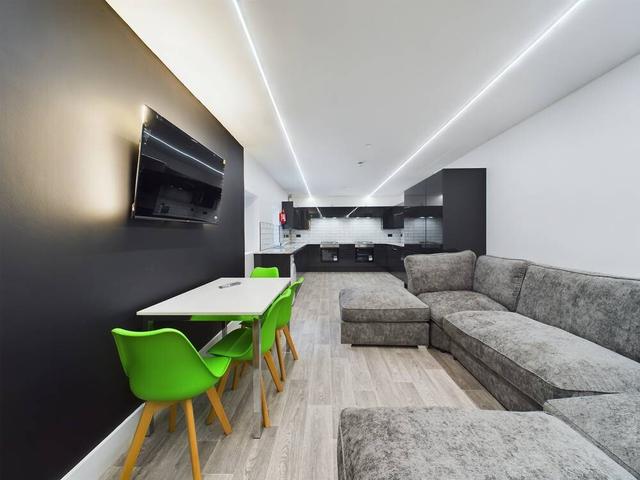 9 bed house — Bryn Road, Brynmill