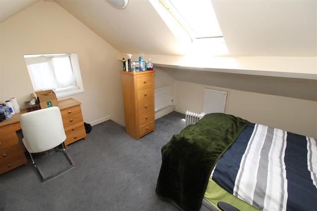 3 bed apartment — Wood Road, Treforest