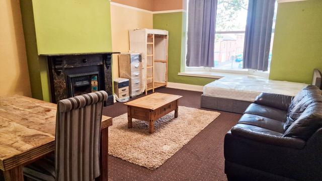 3 bed apartment — Lenton Boulevard, Lenton