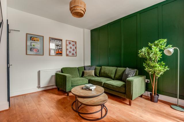 5 bed house — Leopold Road, Kensington