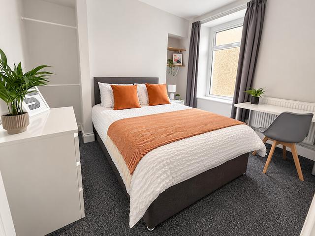 5 bed house — Fleet Street, Sandfields
