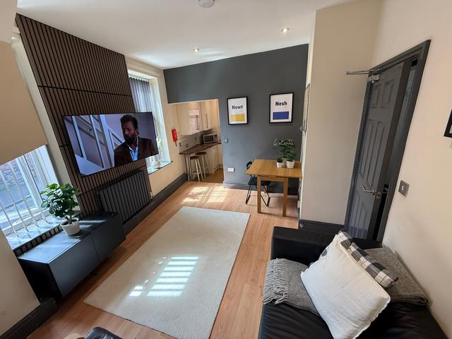 3 bed apartment — Junction Road, Ecclesall