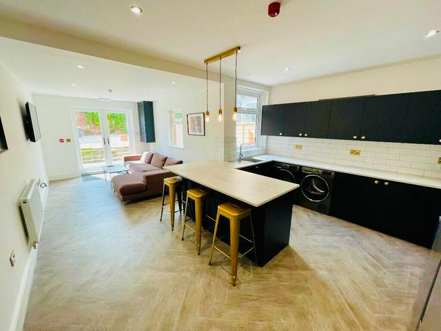 6 bed house — Stepping Lane, Ashbourne Road