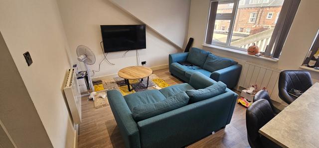 2 bed apartment — Burley Road, Burley