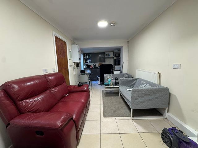 2 bed apartment — Bayview Terrace, Brynmill