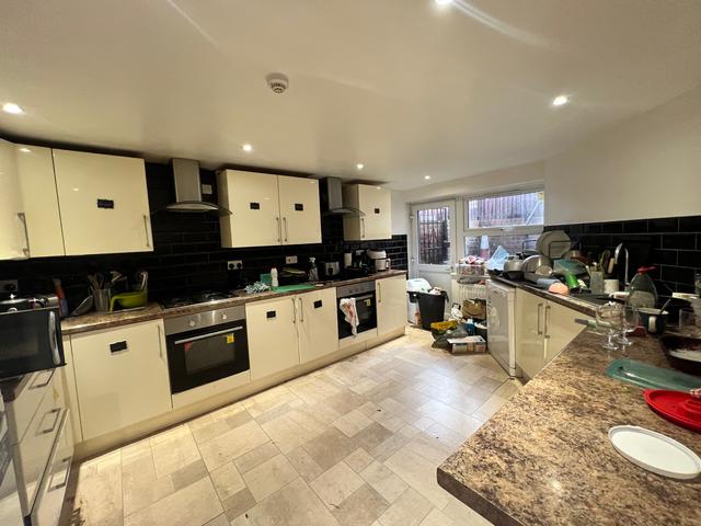 9 bed house — Estcourt Avenue, Headingley