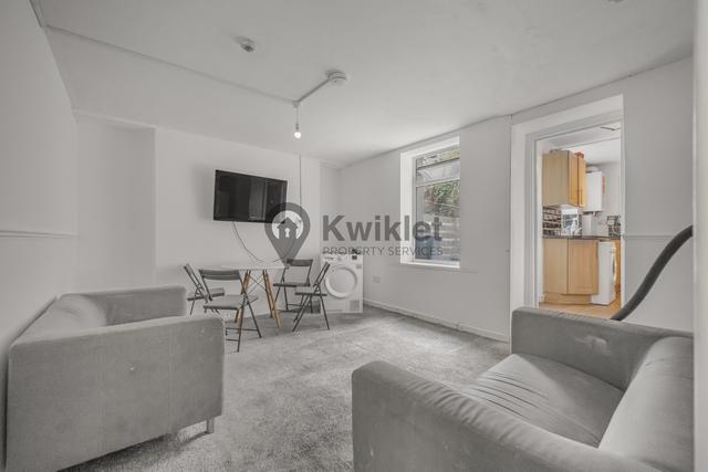 5 bed house — Wood Road, Treforest