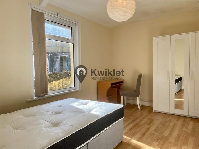5 bed house — Wood Road, Treforest