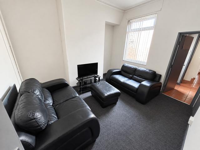 4 bed house — Queen Anne Street, Shelton
