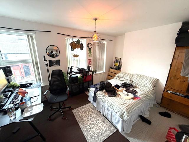 5 bed house — Walmsley Road, Hyde Park