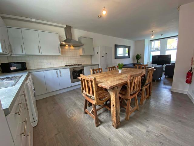 6 bed house — Cliff Mount, Woodhouse