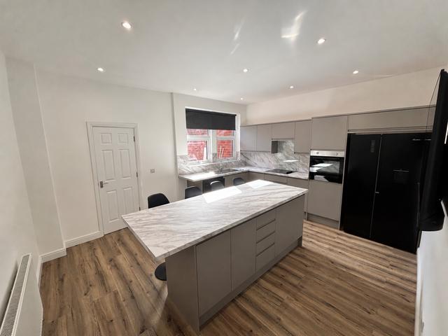 6 bed house — Winston Gardens, Headingley